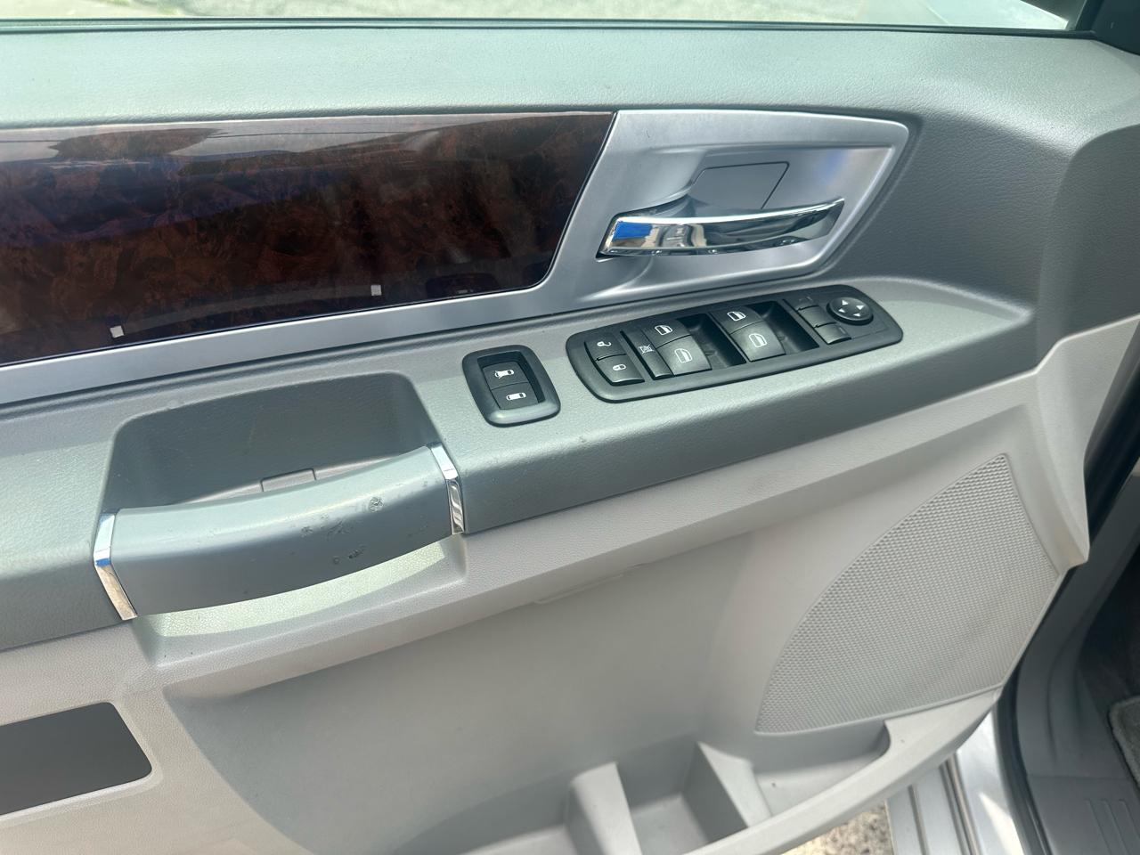 Chrysler Town & Country 4dr Wgn Touring 2010