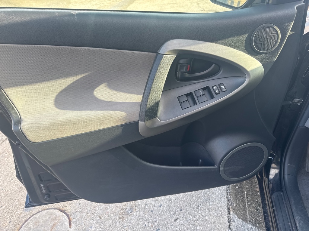 Toyota RAV4 Base I4 4WD 2012