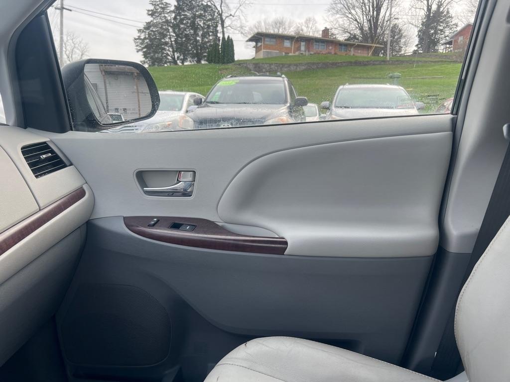 Toyota Sienna XLE FWD 8-Passenger V6 2014