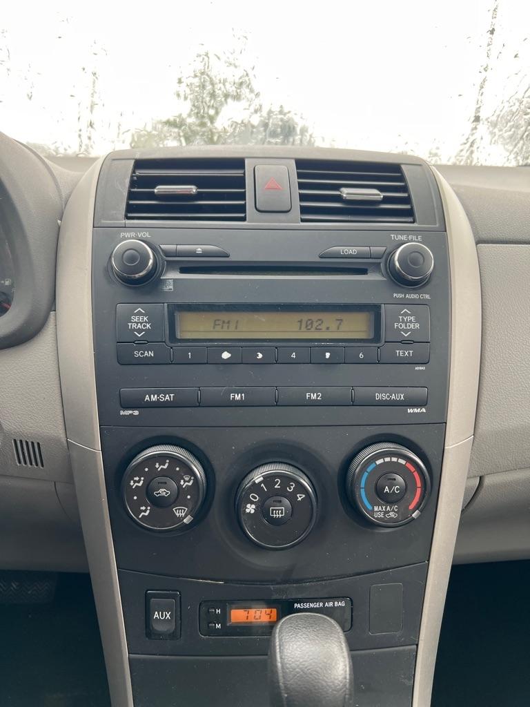 Toyota Corolla Base 4-Speed AT 2010