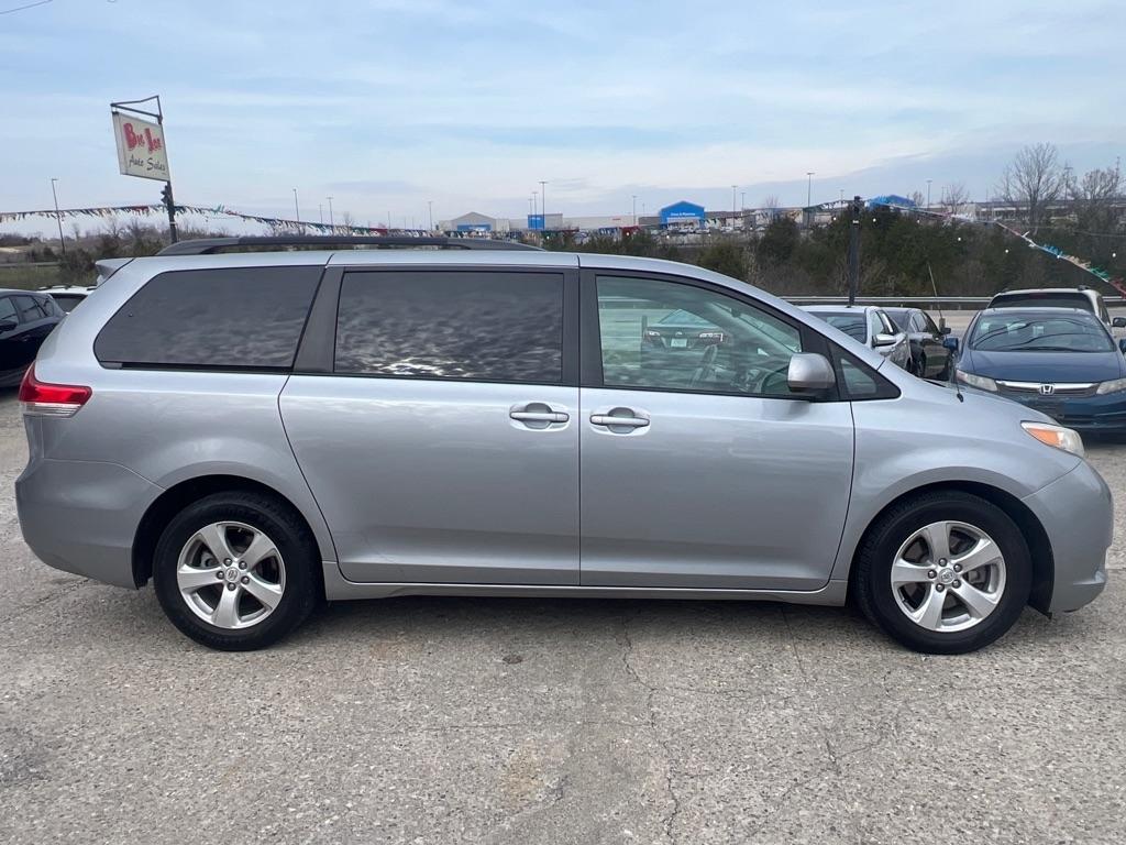 Toyota Sienna LE 8-Pass V6 2011