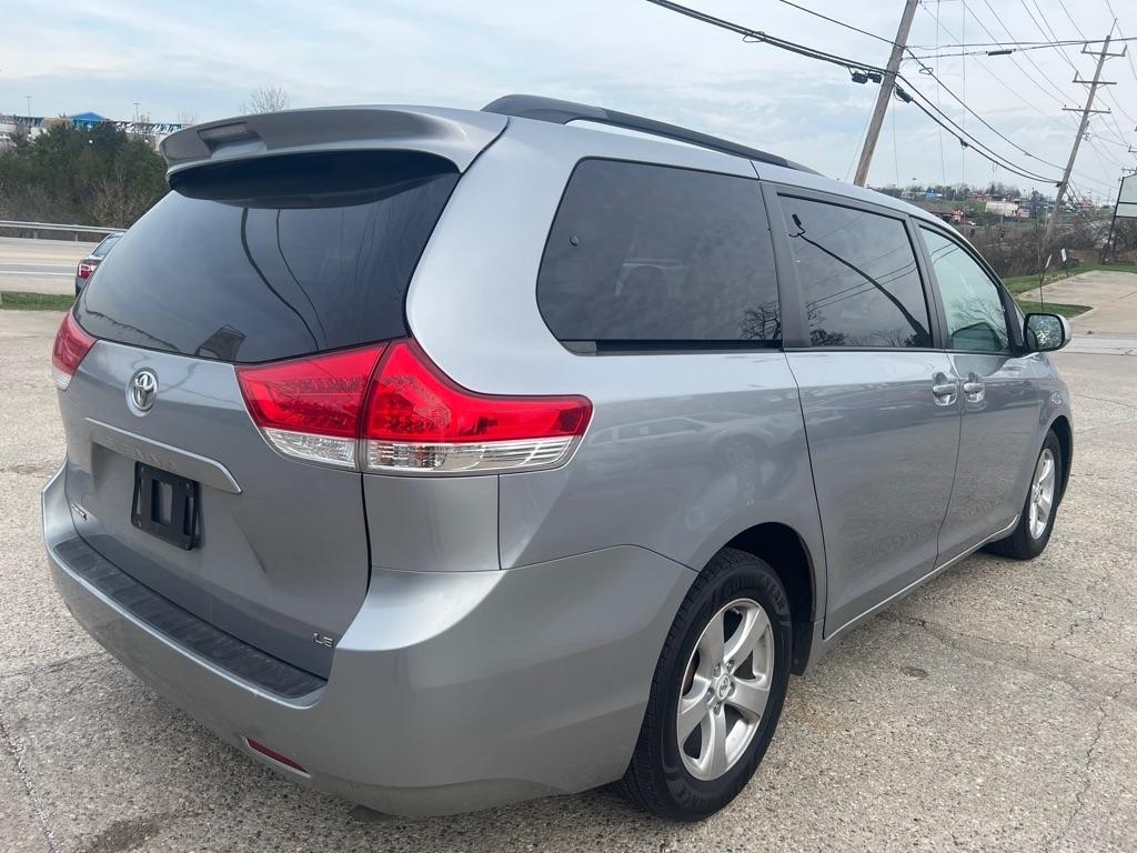 Toyota Sienna LE 8-Pass V6 2011