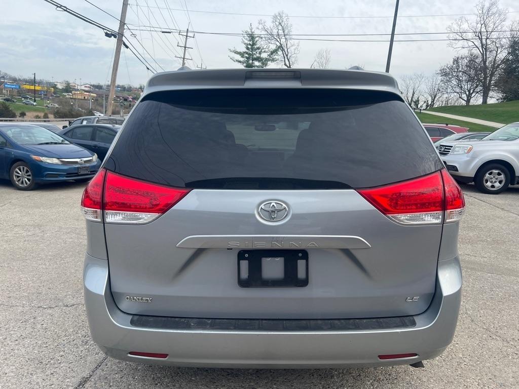 Toyota Sienna LE 8-Pass V6 2011