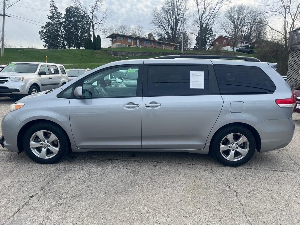 Toyota Sienna LE 8-Pass V6 2011