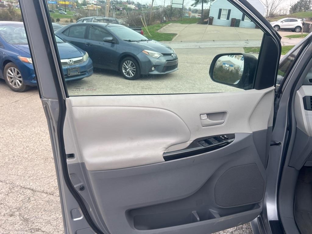 Toyota Sienna LE 8-Pass V6 2011