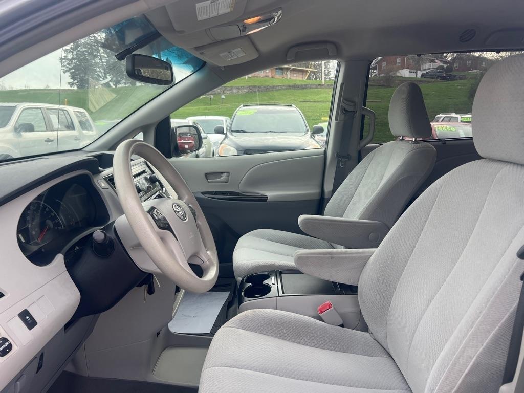 Toyota Sienna LE 8-Pass V6 2011