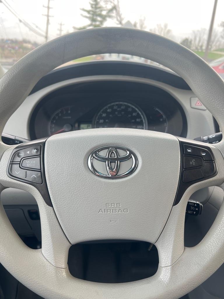 Toyota Sienna LE 8-Pass V6 2011