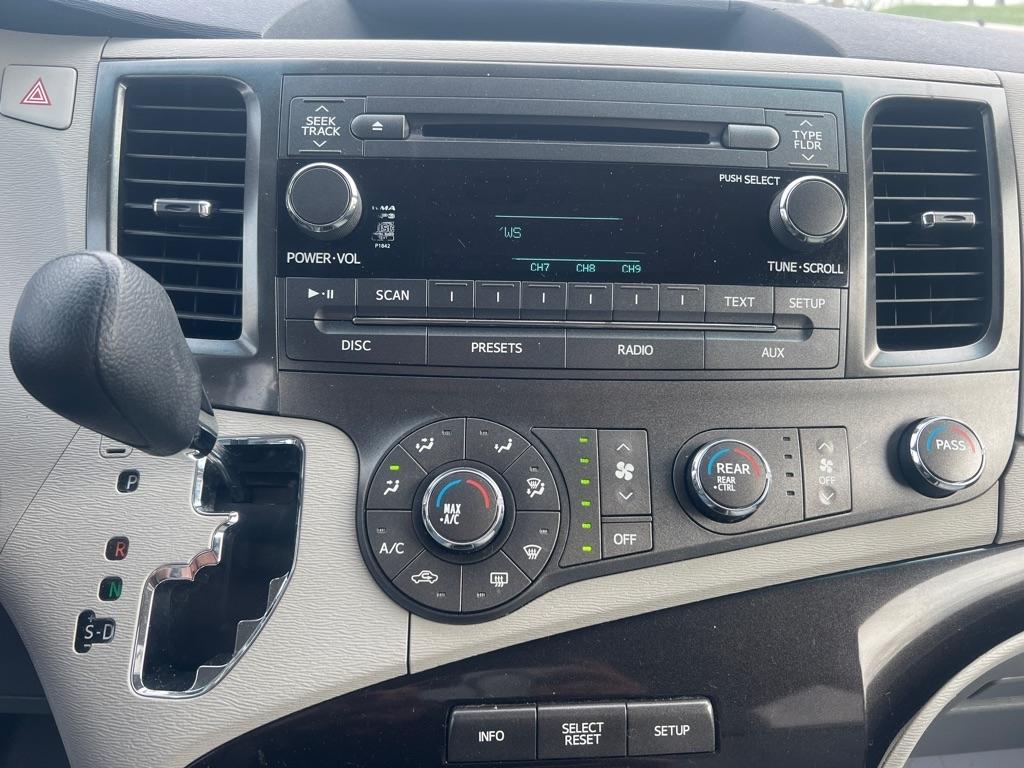 Toyota Sienna LE 8-Pass V6 2011