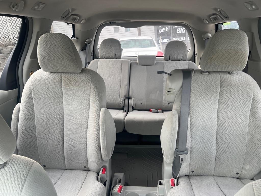 Toyota Sienna LE 8-Pass V6 2011