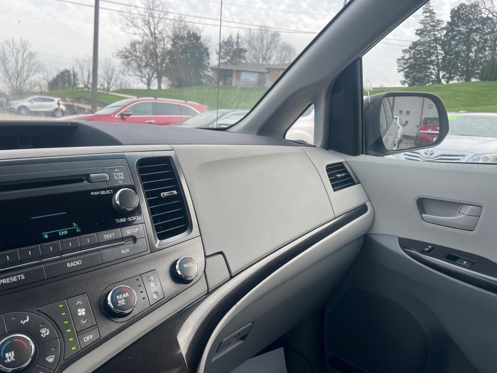 Toyota Sienna LE 8-Pass V6 2011