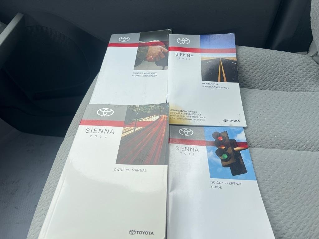 Toyota Sienna LE 8-Pass V6 2011