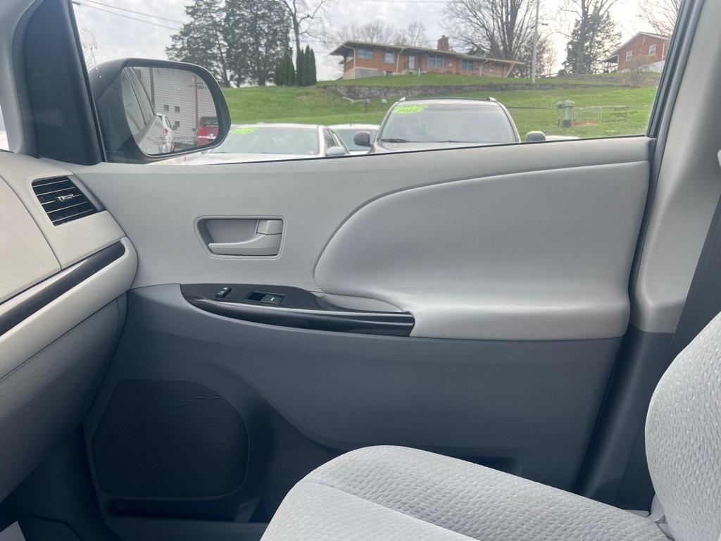 Toyota Sienna LE 8-Pass V6 2011