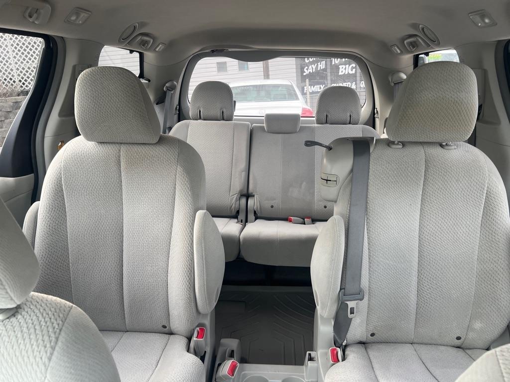Toyota Sienna LE 8-Pass V6 2011
