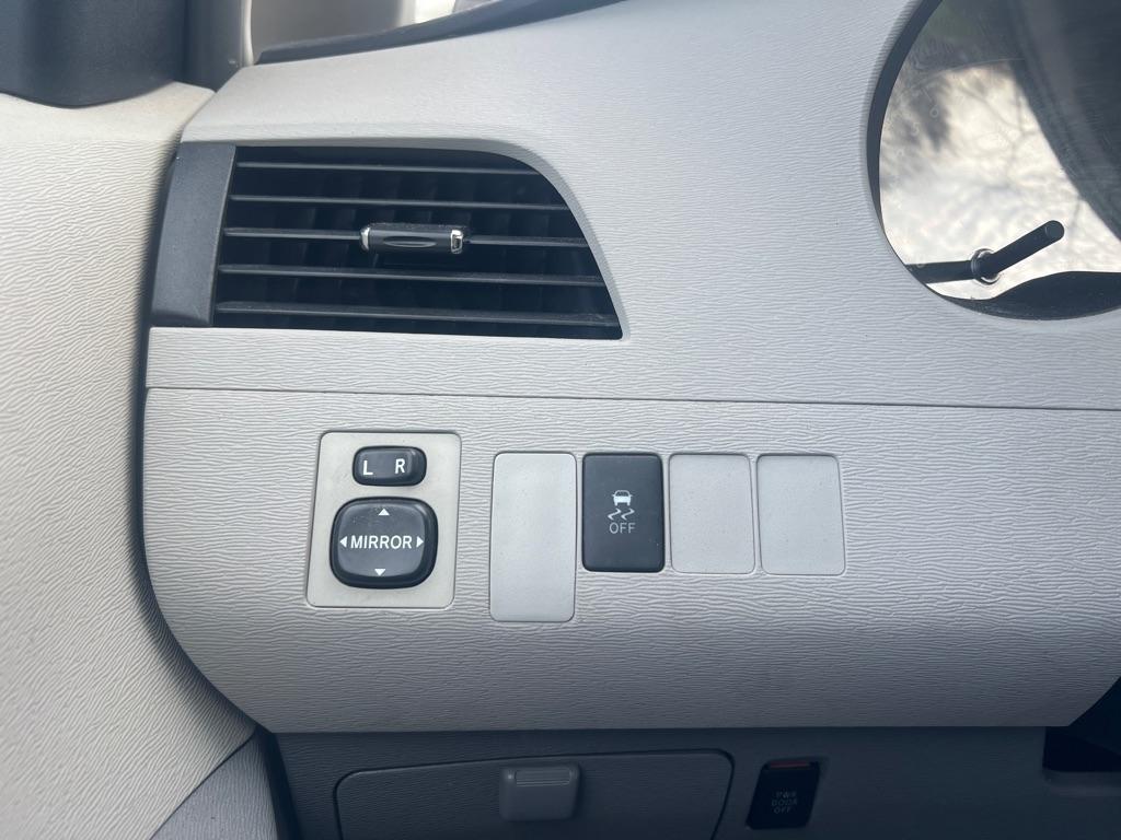 Toyota Sienna LE 8-Pass V6 2011