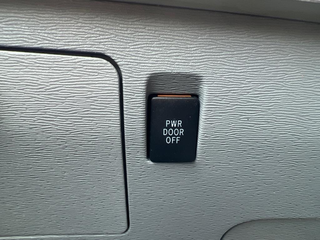 Toyota Sienna LE 8-Pass V6 2011