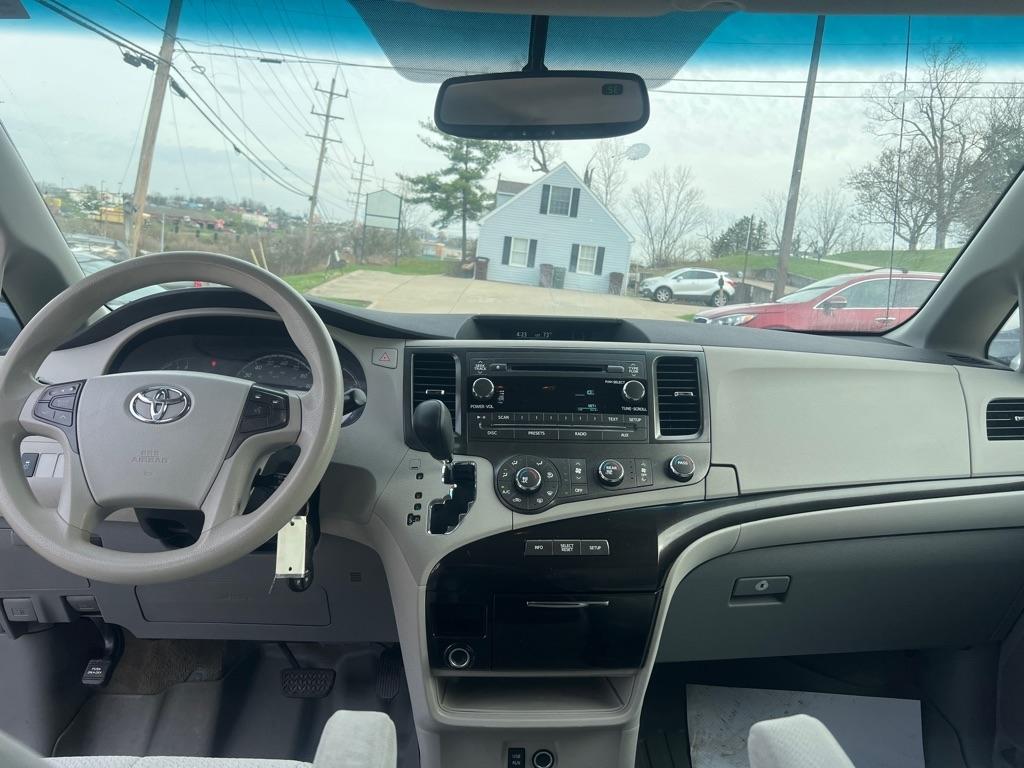 Toyota Sienna LE 8-Pass V6 2011