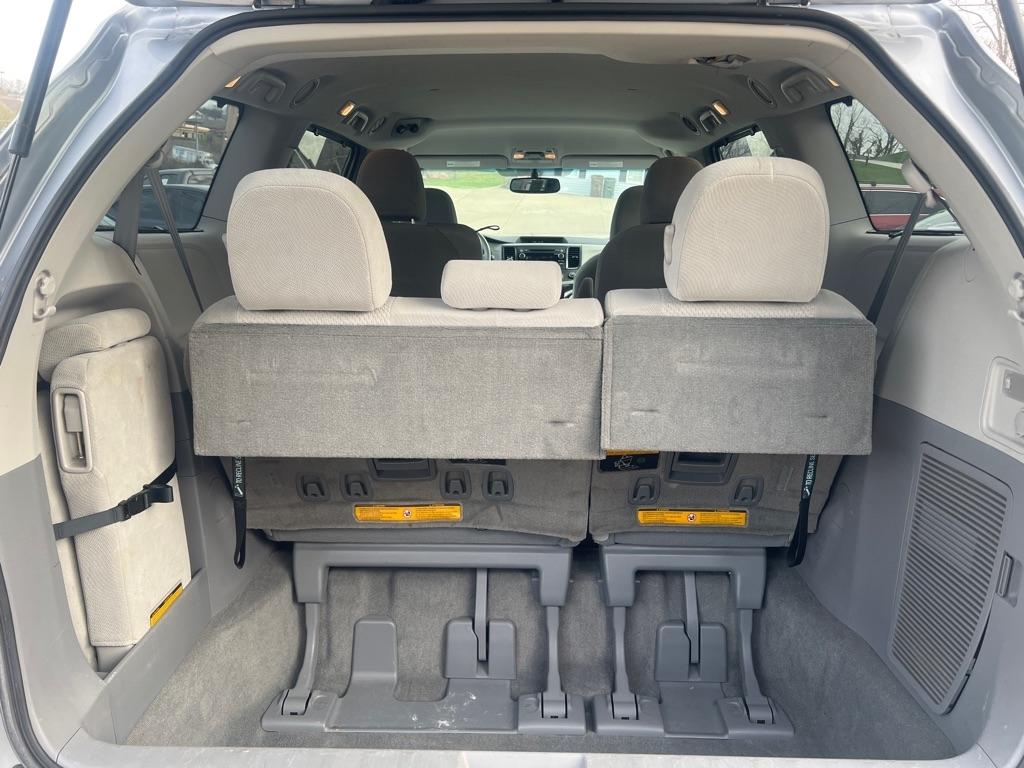 Toyota Sienna LE 8-Pass V6 2011