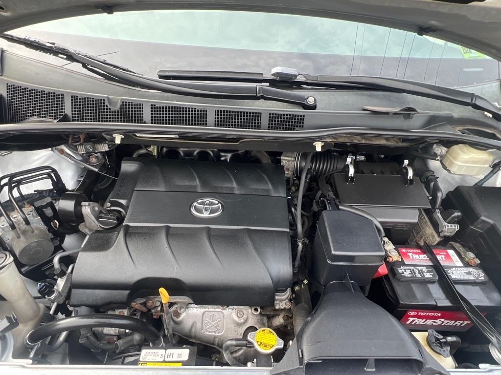 Toyota Sienna LE 8-Pass V6 2011