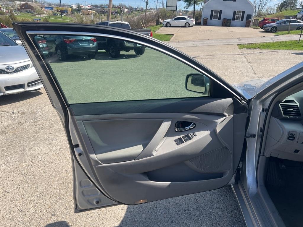 Toyota Camry LE 6-Spd AT 2010