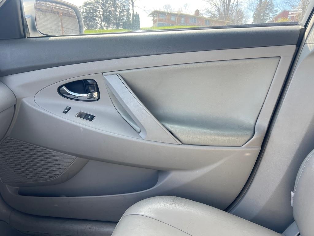 Toyota Camry LE 6-Spd AT 2010