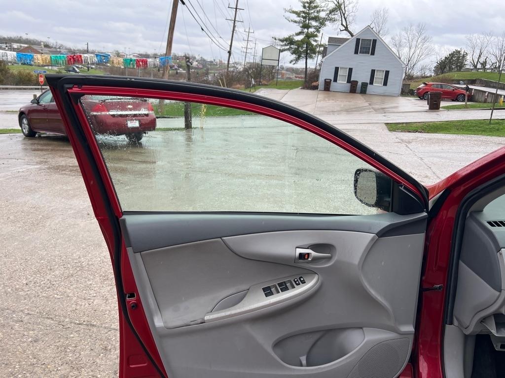 Toyota Corolla Base 5-Speed MT 2010