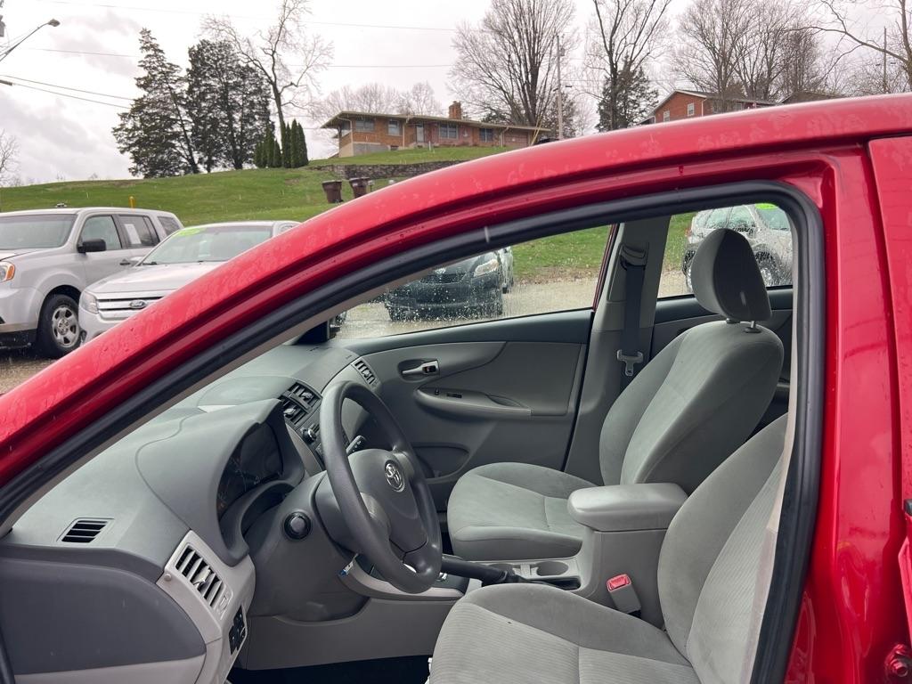 Toyota Corolla Base 5-Speed MT 2010