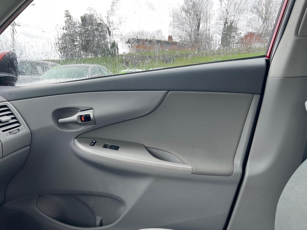 Toyota Corolla Base 5-Speed MT 2010