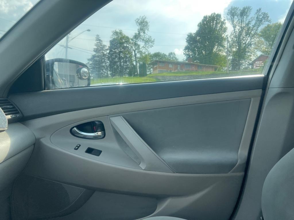 Toyota Camry SE 5-Spd AT 2009