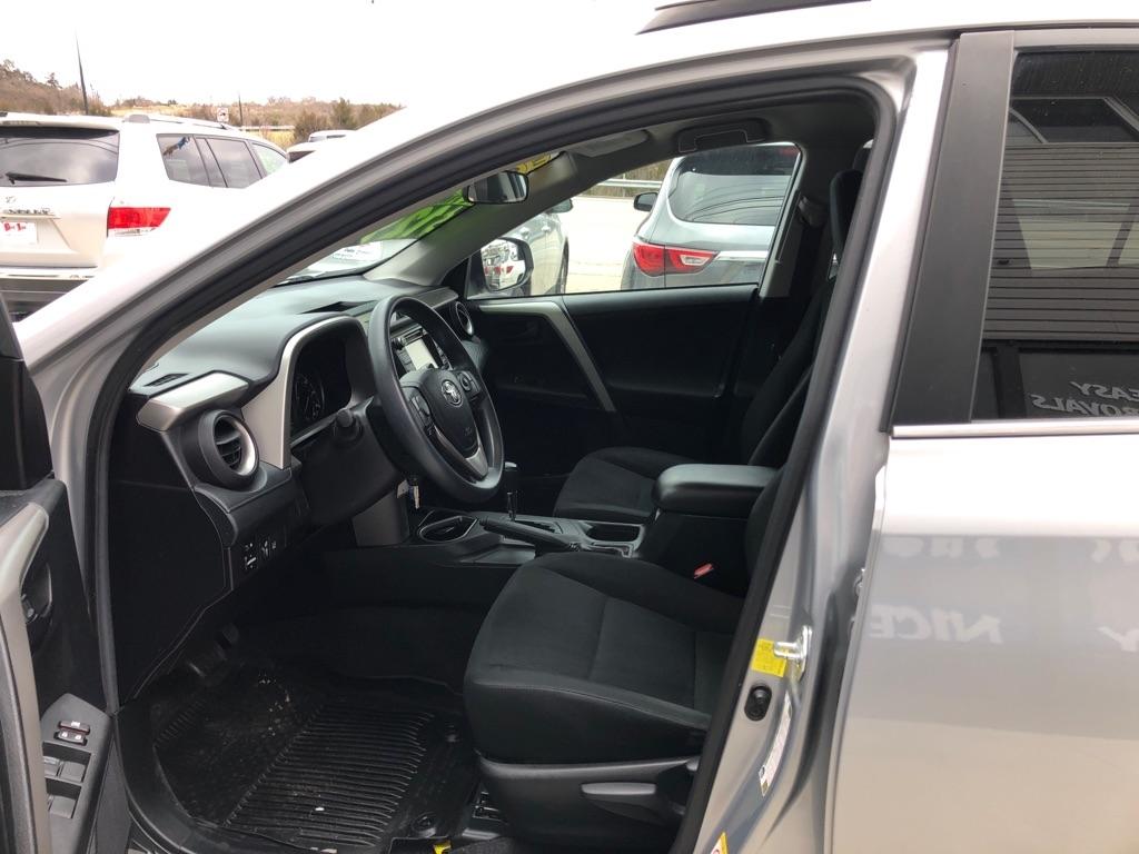 Toyota RAV4 LE FWD 2017