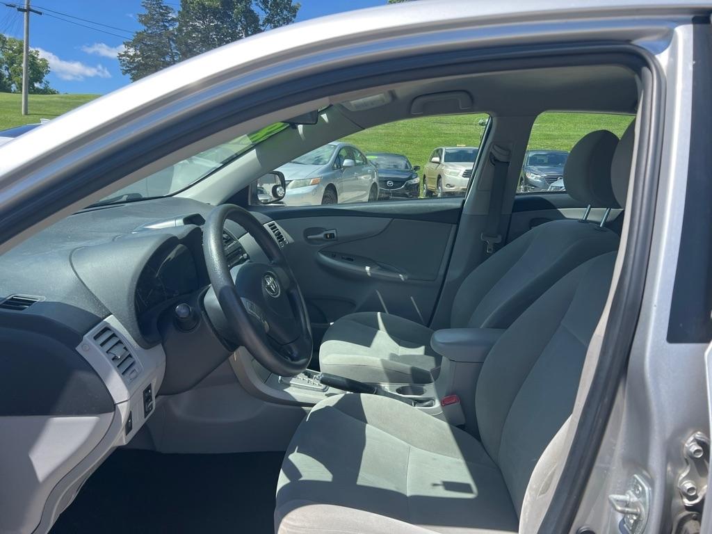 Toyota Corolla LE 4-Speed AT 2012