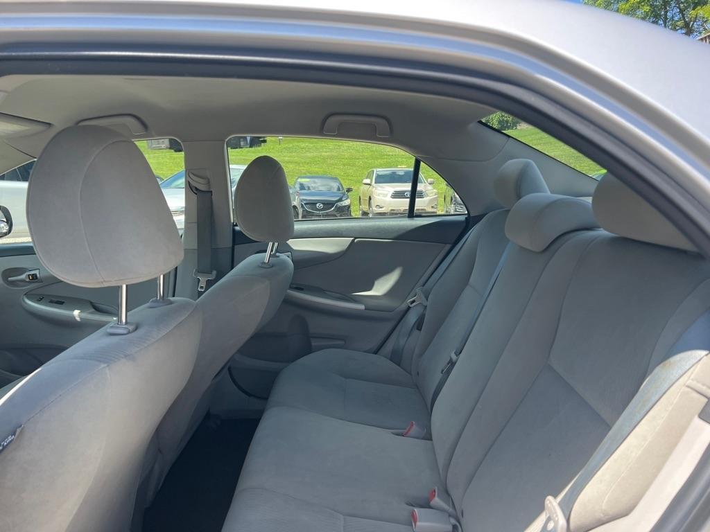 Toyota Corolla LE 4-Speed AT 2012
