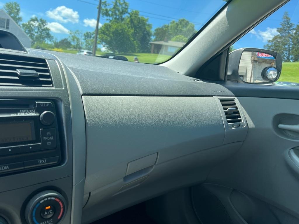 Toyota Corolla LE 4-Speed AT 2012