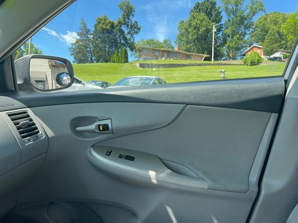 Toyota Corolla LE 4-Speed AT 2012