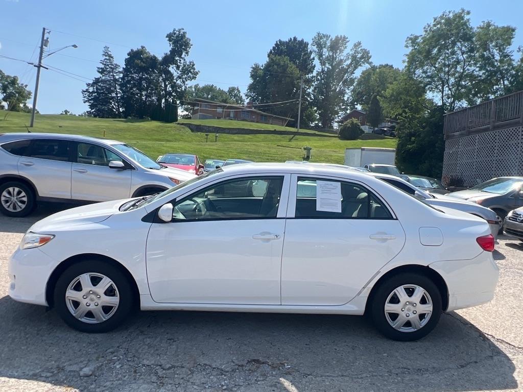 Toyota Corolla Base 4-Speed AT 2010