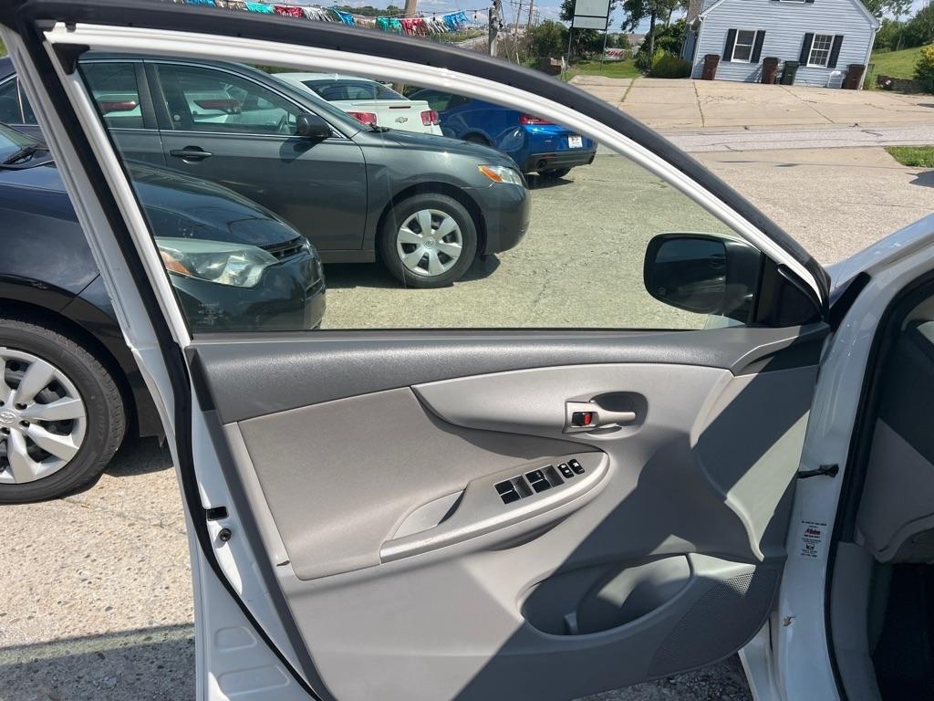Toyota Corolla Base 4-Speed AT 2010