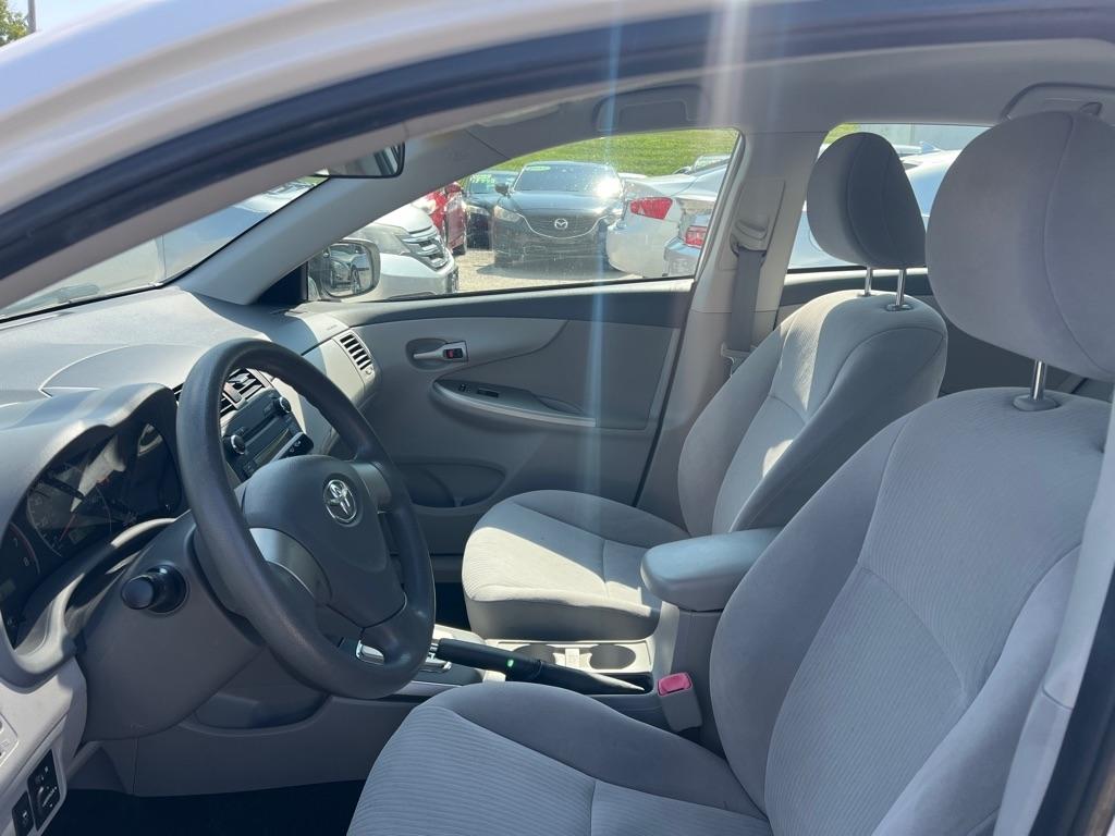 Toyota Corolla Base 4-Speed AT 2010