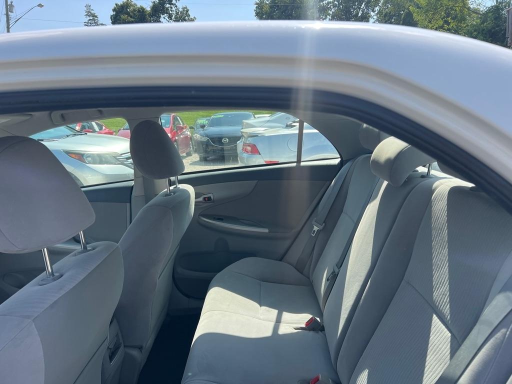 Toyota Corolla Base 4-Speed AT 2010
