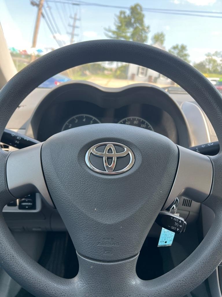 Toyota Corolla Base 4-Speed AT 2010