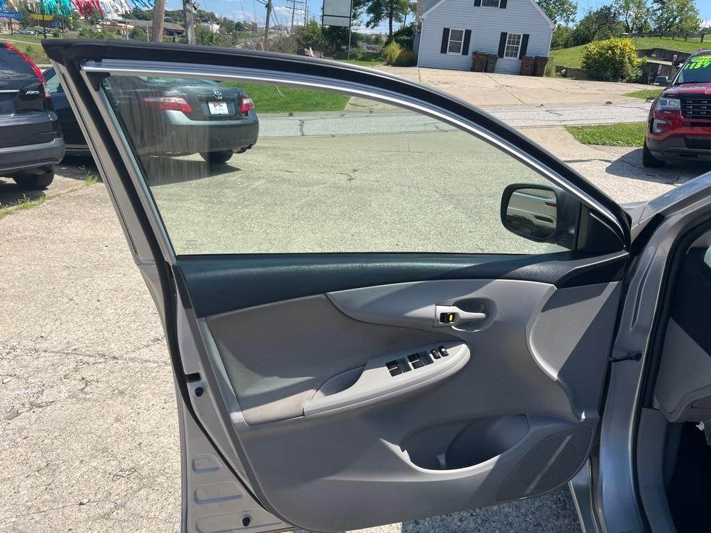 Toyota Corolla L 5-Speed MT 2012