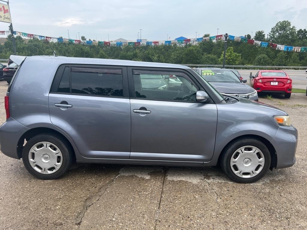 Scion xB 5-Door Wagon 5-Spd MT 2012