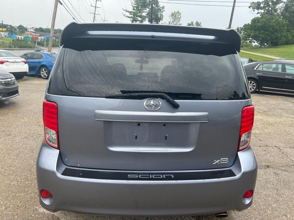 Scion xB 5-Door Wagon 5-Spd MT 2012