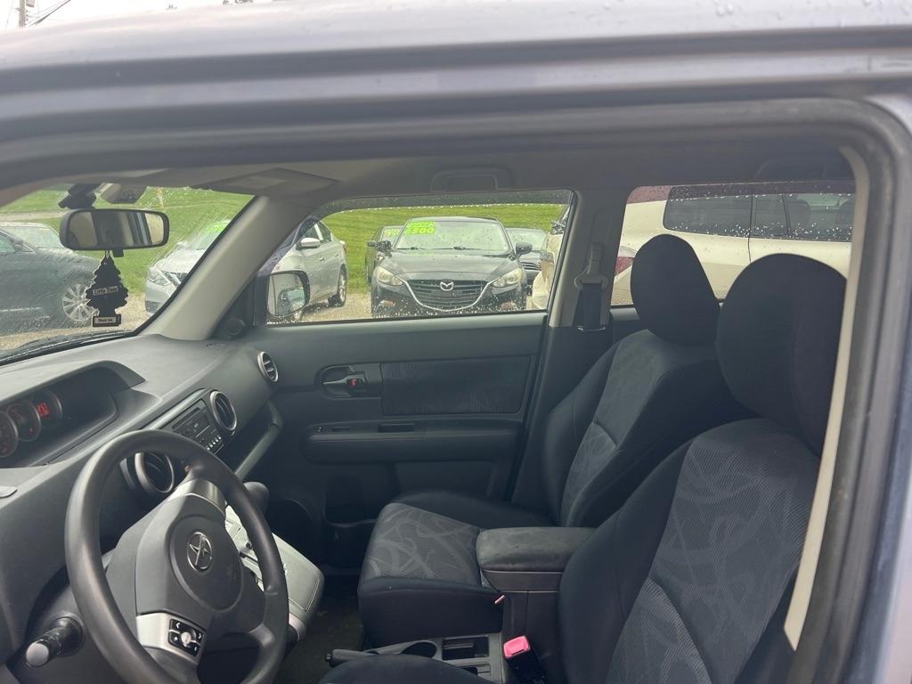 Scion xB 5-Door Wagon 5-Spd MT 2012