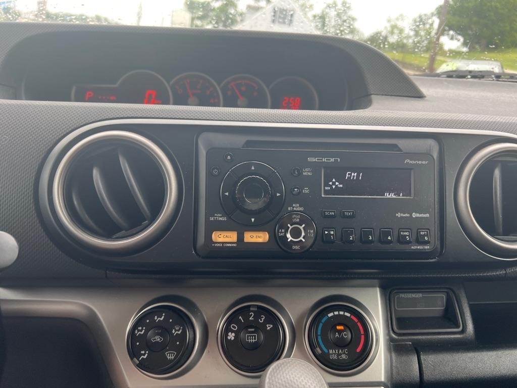 Scion xB 5-Door Wagon 5-Spd MT 2012