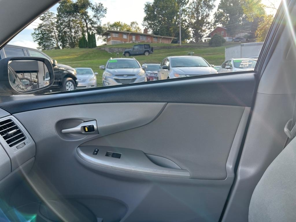 Toyota Corolla S 5-Speed MT 2013