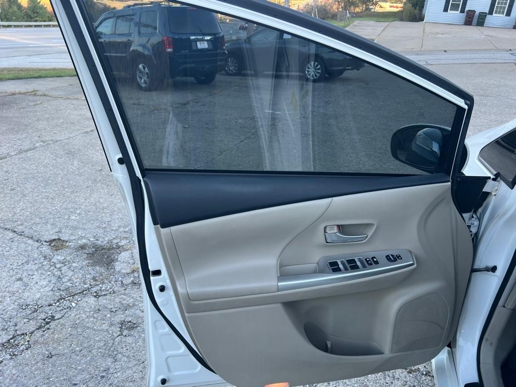 Toyota Prius V Five (Natl) 2013