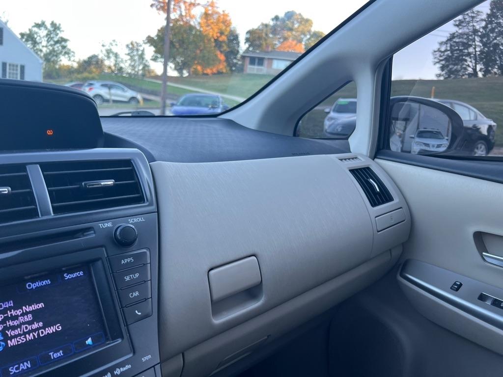 Toyota Prius V Five (Natl) 2013