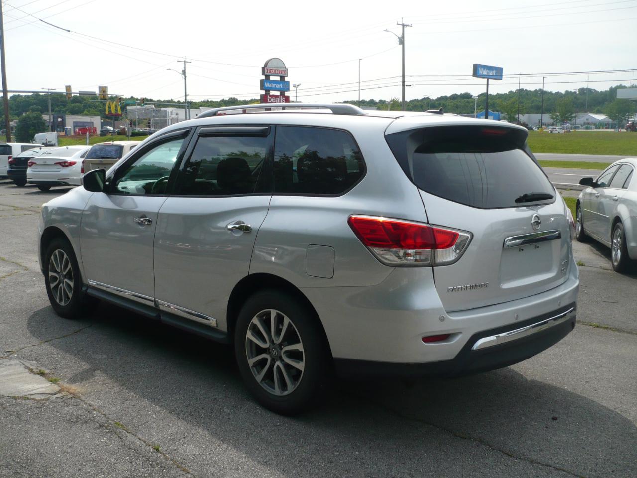Nissan Pathfinder SV 4WD 2013