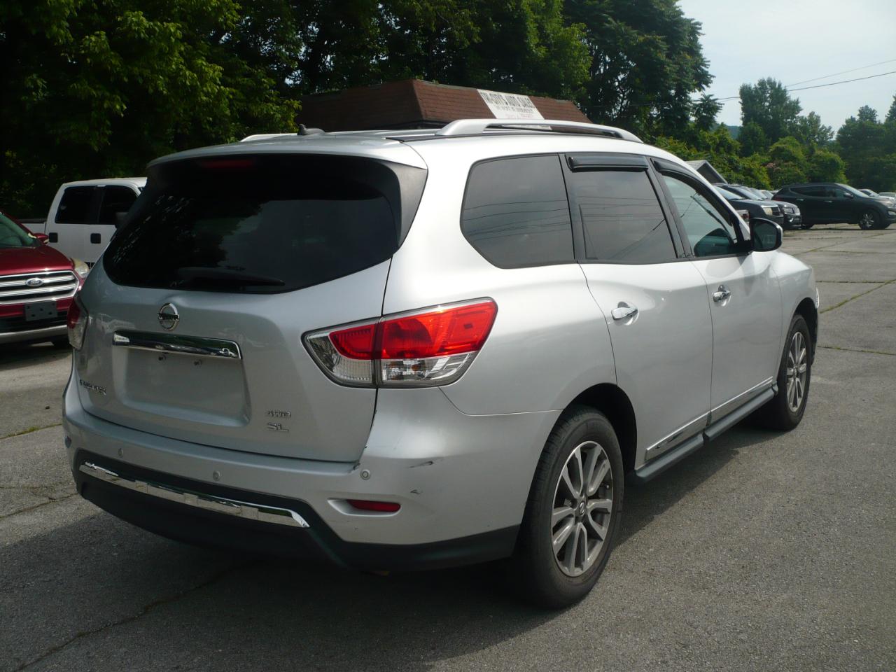 Nissan Pathfinder SV 4WD 2013