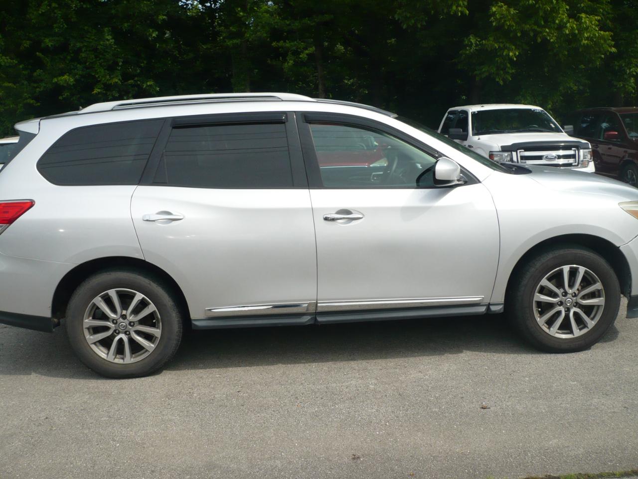Nissan Pathfinder SV 4WD 2013