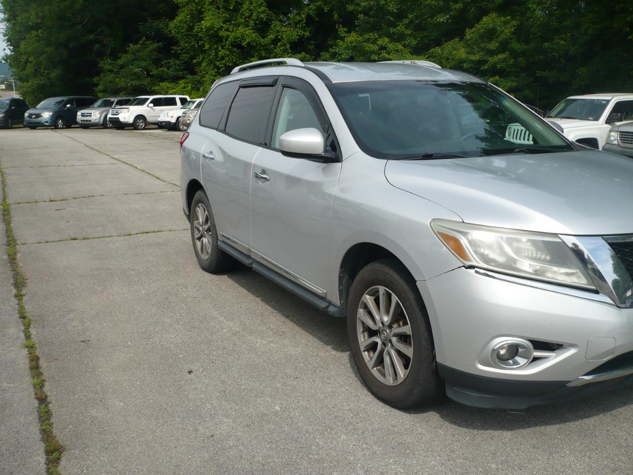 Nissan Pathfinder SV 4WD 2013